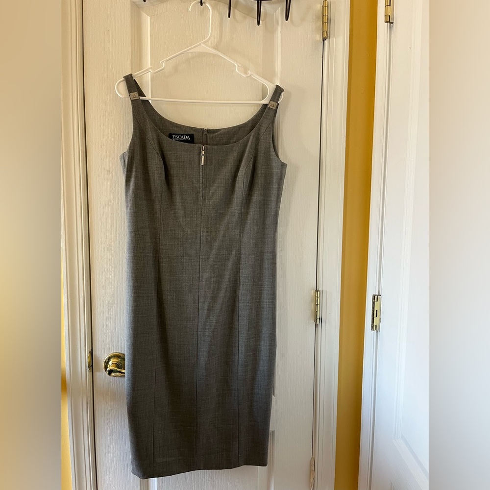 Escada Dress U.S Size Medium. EU Size 40.
Pit to Pit 20. Shoulder to Hem39.5.